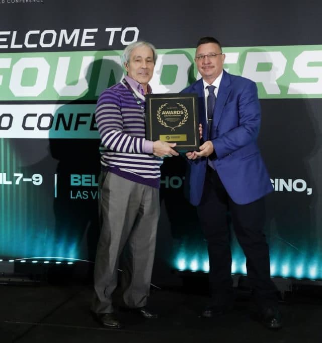 Philip Auerbach receiving the Entrepreneurial Excellence Award at the Founders 2.0 Conference